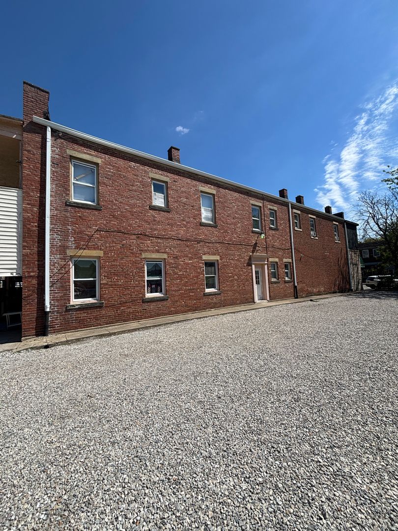 Lancaster Apartment: 221 1/2 S. Broad St