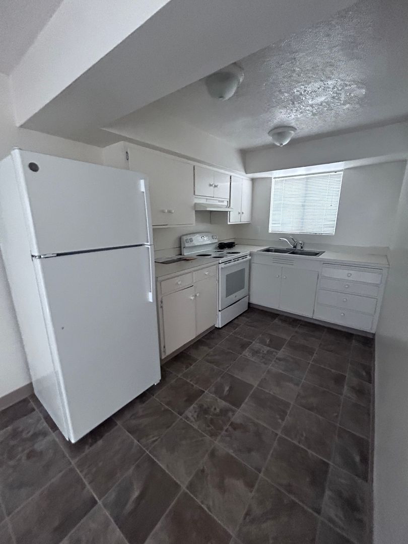 Springfield Apartment: 700 1st Street