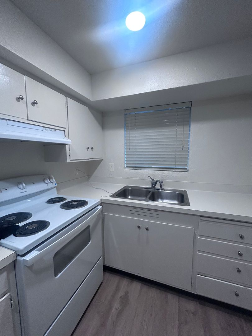 Springfield Apartment: 700 1st Street