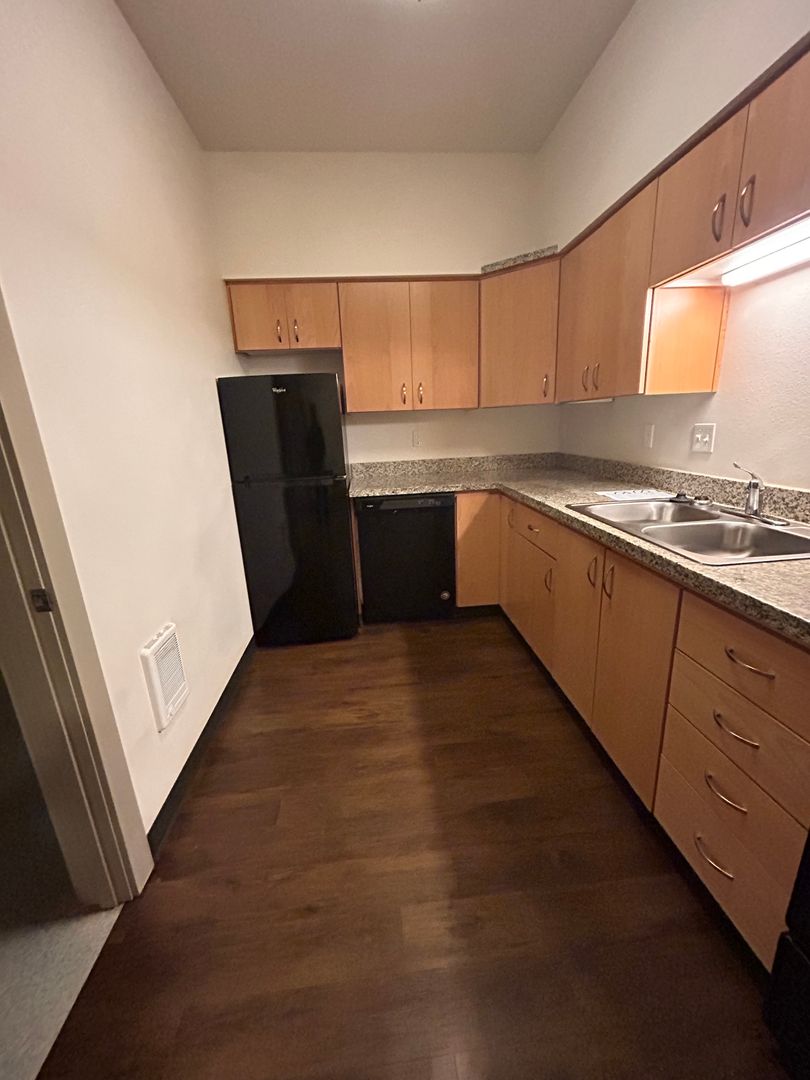 Eugene Apartment: 2480 Lakeview Drive
