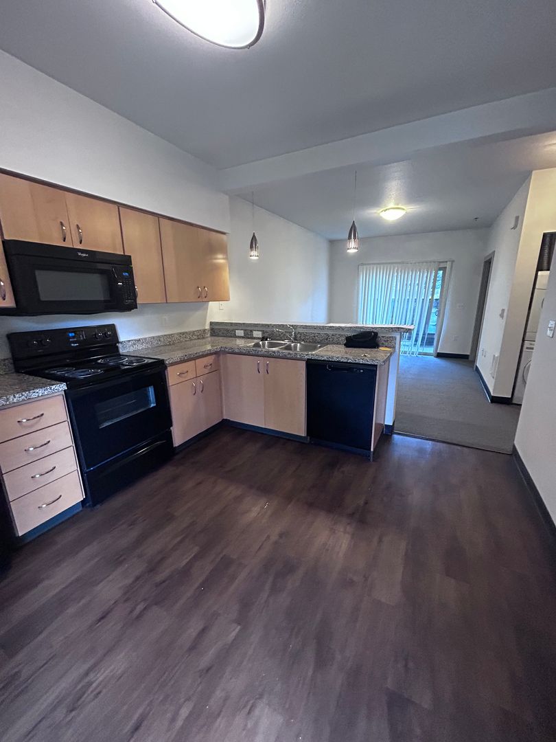 Eugene Apartment: 2480 Lakeview Drive