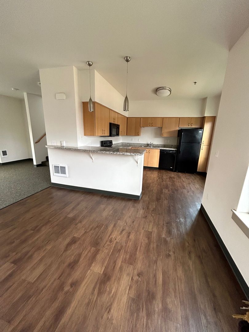 Eugene Apartment: 2480 Lakeview Drive