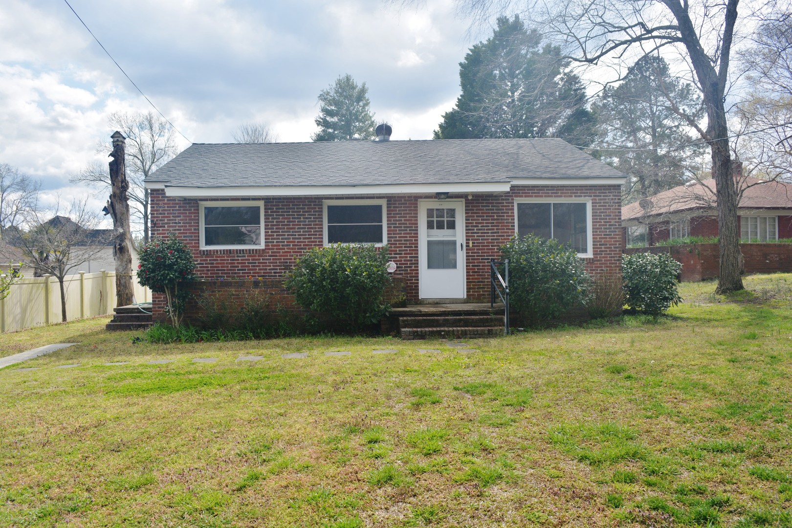 Lillington House: 105 W Lofton Street