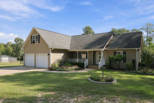 Country Charm & Space to Roam — Just Minutes from Downtown Lillington! – photo 1