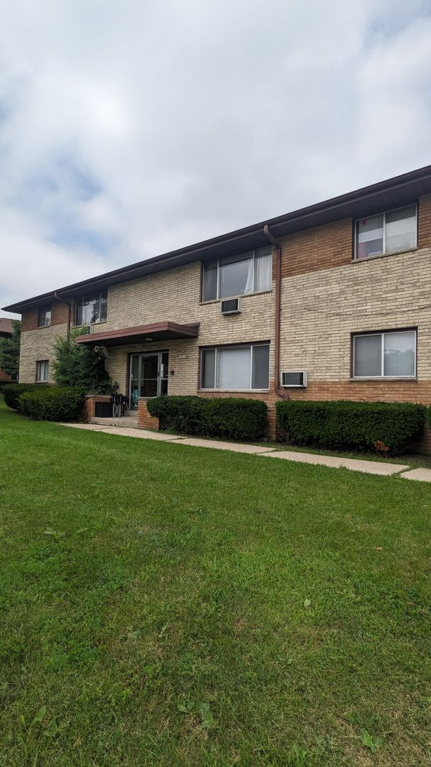 Milwaukee Apartment: 10416 W Hampton Ave