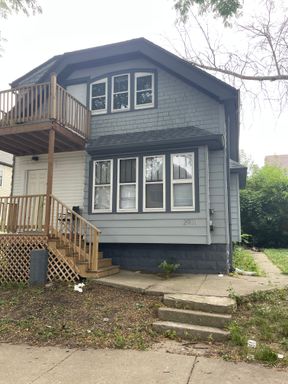 Recently Remodeled Milwaukee Apartment with Utilities Included – $1,000.00 Total Monthly Price! – photo 1