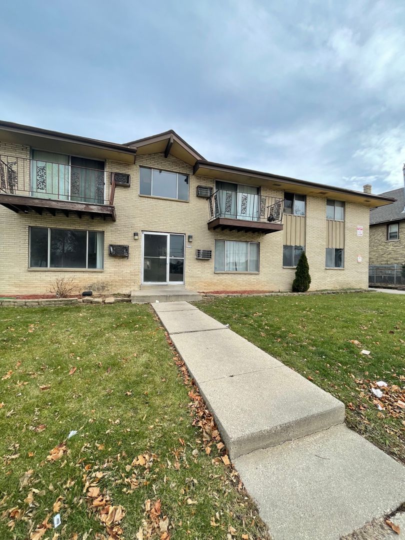 Milwaukee Apartment: 6320 N 91st St