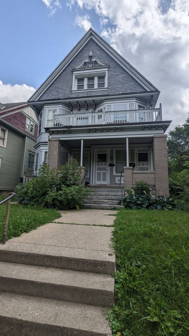 Milwaukee Apartment: 2725 W Mckinley Blvd.