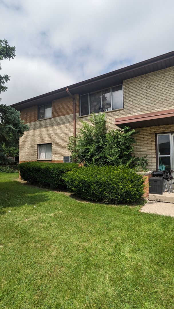 Milwaukee Apartment: 10416 W Hampton Ave