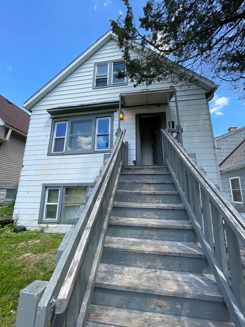 Milwaukee Apartment: 2562 S 9th St