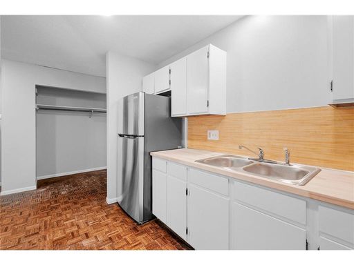 1 Month Free! Steps from U of M Campus: Sun-Filled 6-Bedroom Apartment with Timeless Parquet Floors - Your Perfect College Home in Como! – photo 1