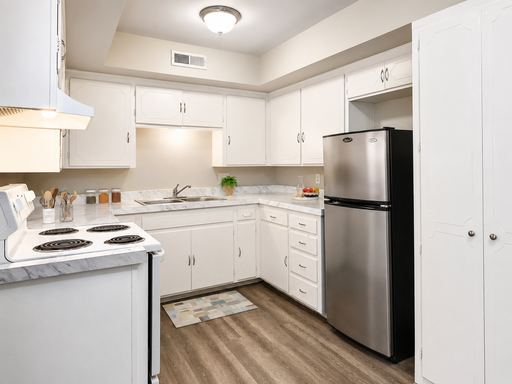 All bills paid | 1 Bed 1 Bath | 2010 Ave S. #17 – photo 1