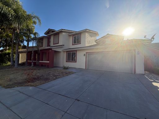 Spacious 6-Bedroom Home with Large Backyard in Fresno – photo 1