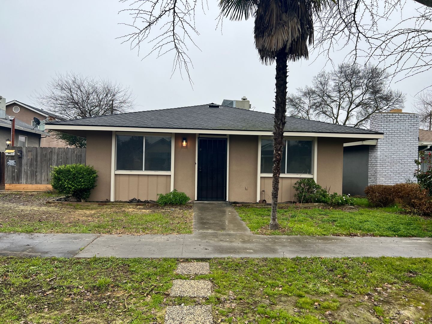 Chowchilla Apartment: 303 Riverside Avenue