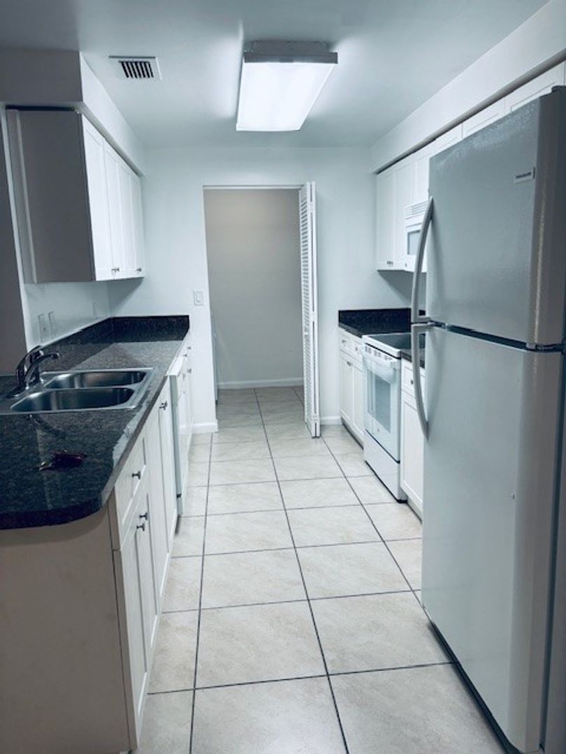 Coral Springs Apartment: 11765 Royal Palm Blvd
