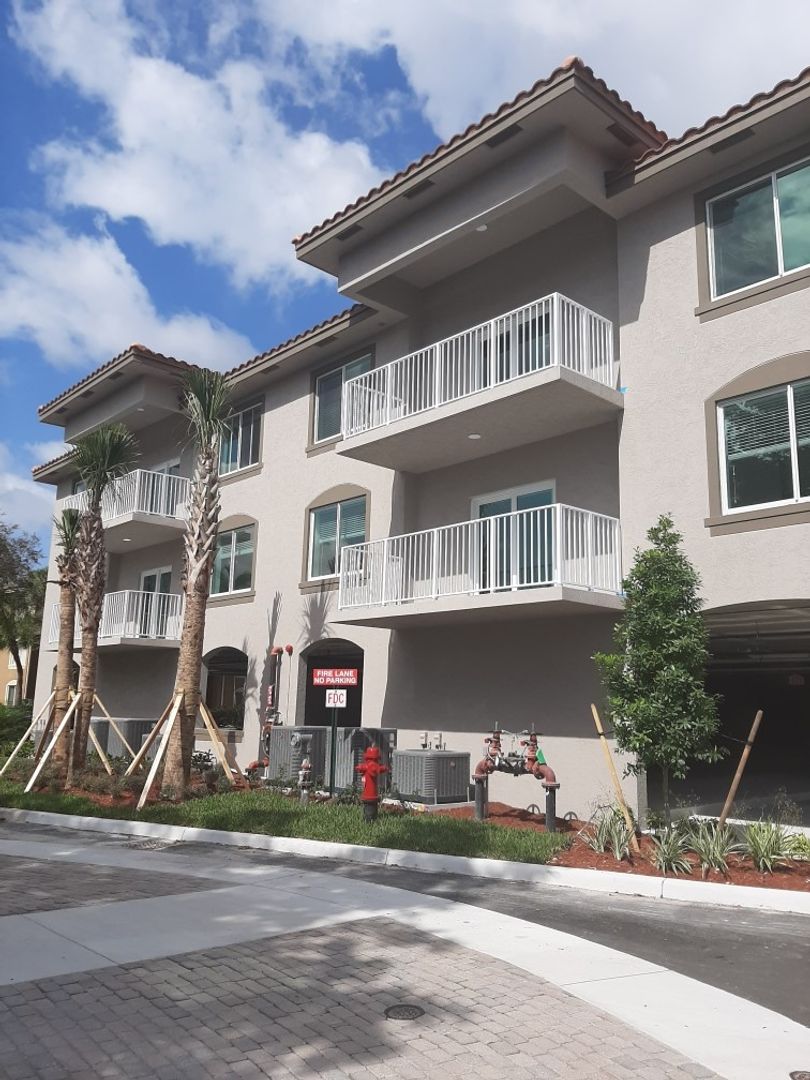 Coral Springs Apartment: 11765 Royal Palm Blvd
