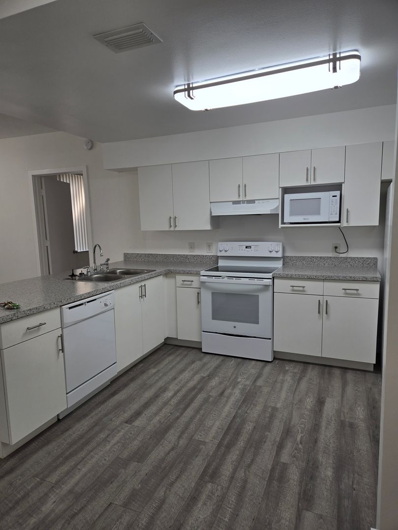 Coral Springs Apartment: 11765 Royal Palm Blvd