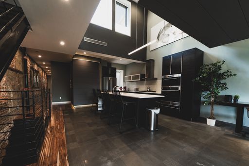 Stunning 3 Bedroom Penthouse with Roof Deck – photo 1