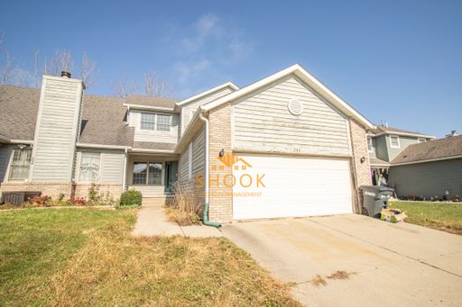 LARGE TOWNHOME - LOTS OF SPACE! – photo 1