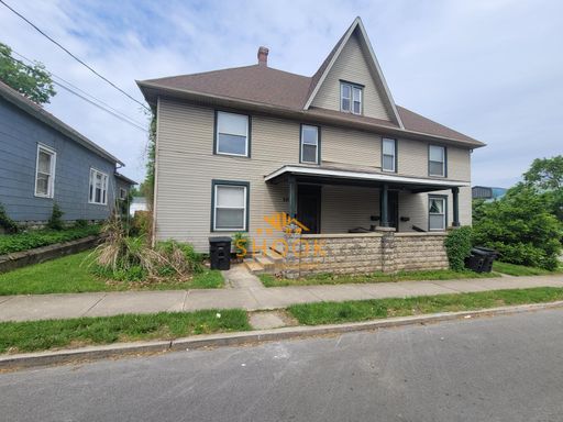 LOTS OF SPACE IN THIS DOWNTOWN 3BR UNIT – photo 1