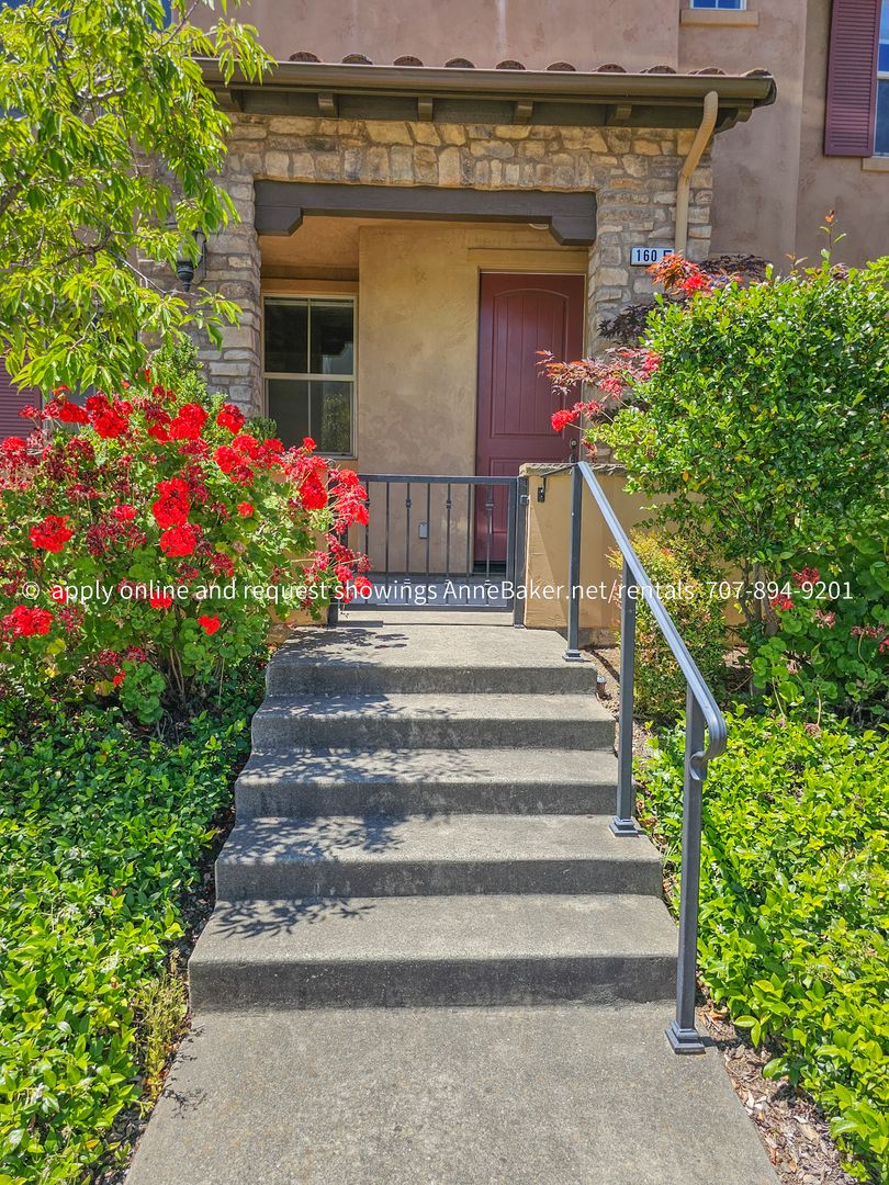Cloverdale Townhome: 160 Healdsburg Ave, Unit E