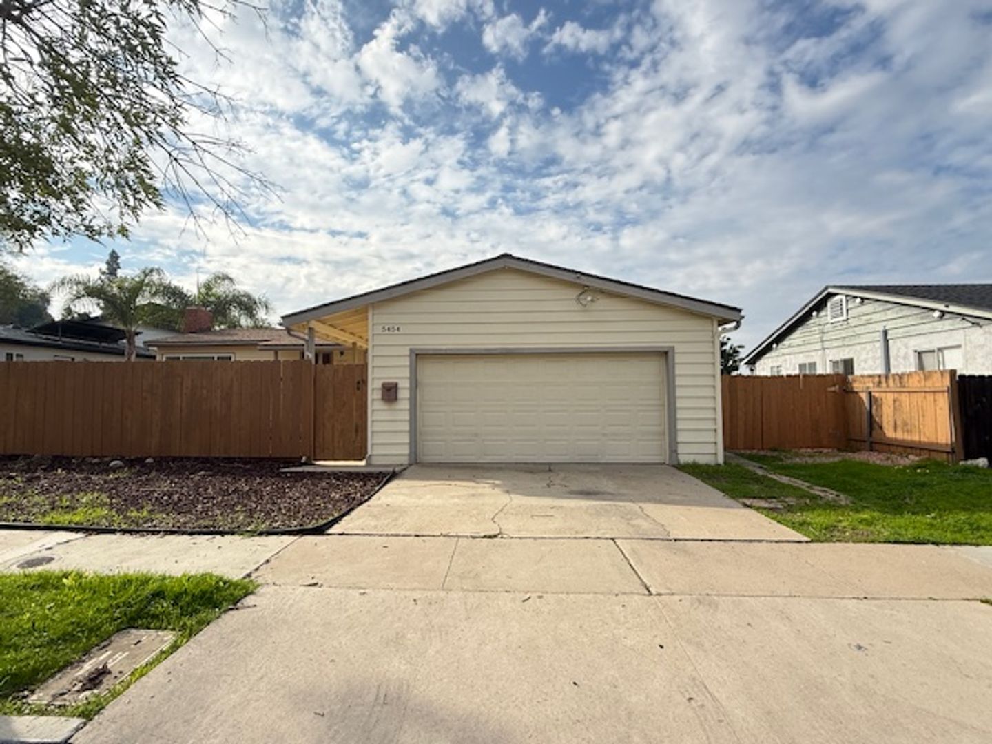 San Diego House: 5454 Hewlett Drive