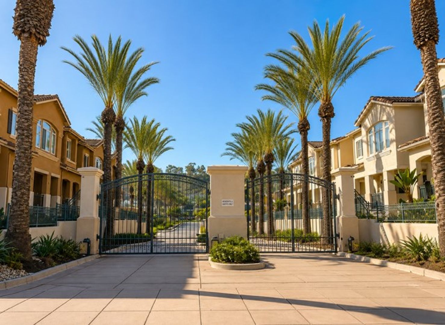 San Diego Townhome: 910 Camino de la Reina #49