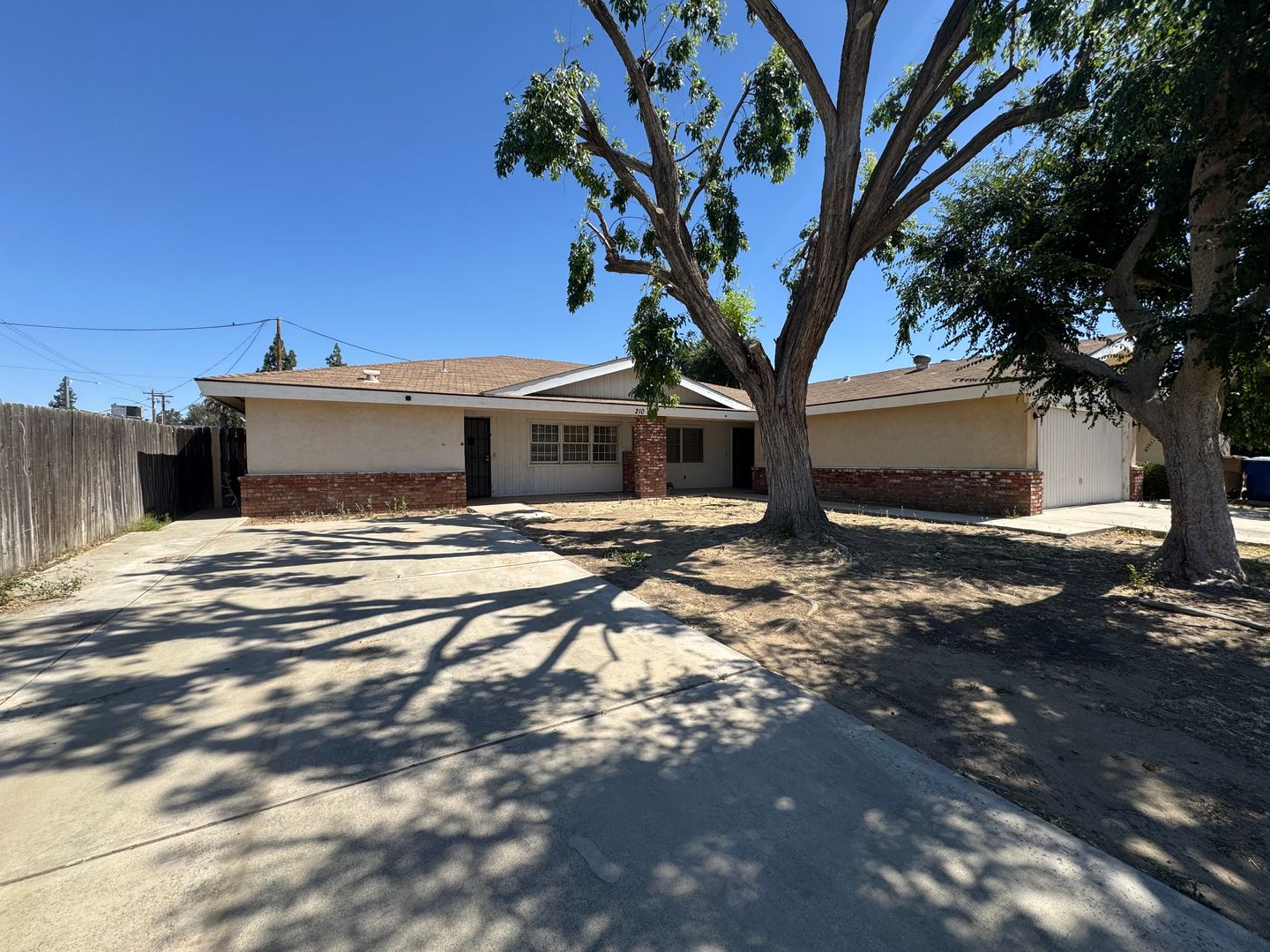 Bakersfield Apartment: 210 Douglas Street