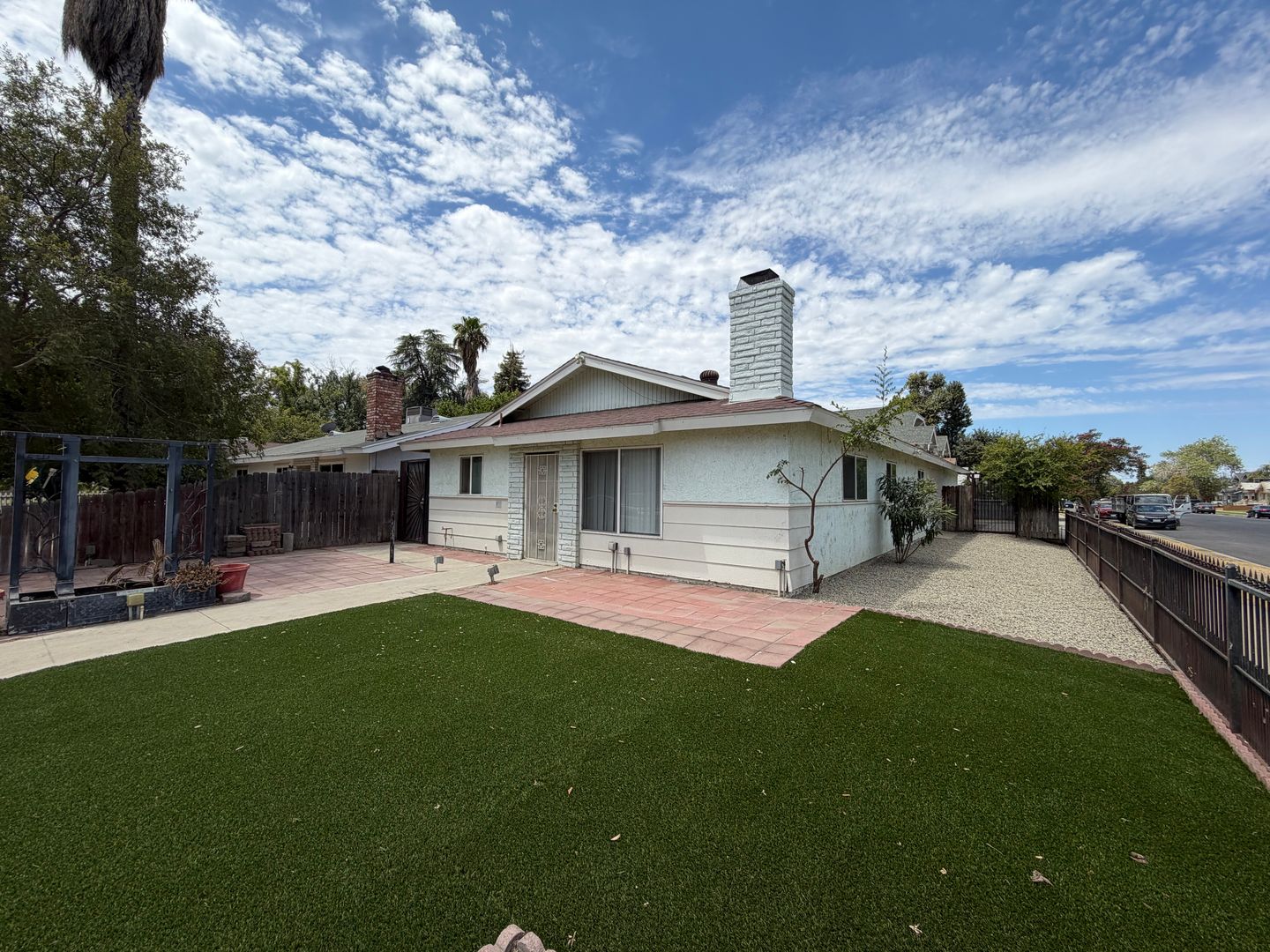 Bakersfield House: 1011 Oleander Avenue