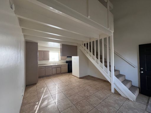 Cute Loft Off of N. Chester! – photo 1