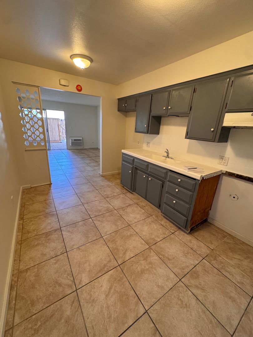 Bakersfield Apartment: 420 S Real Rd