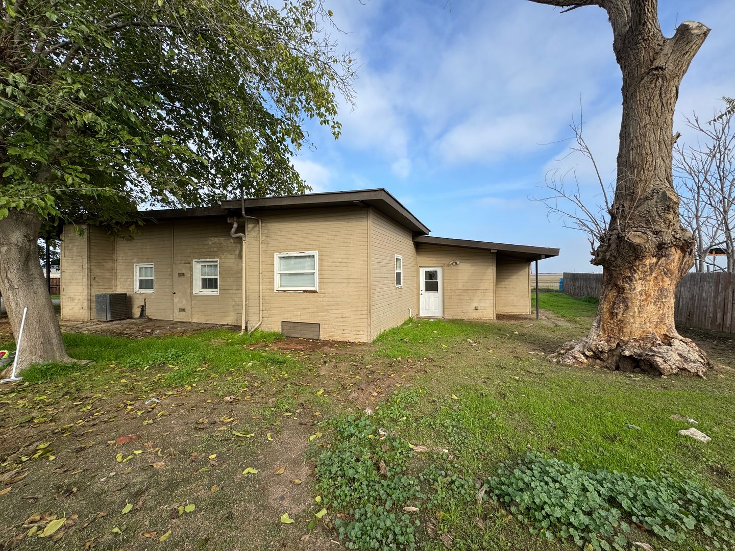 Bakersfield House: 1002 E. Hosking Ave