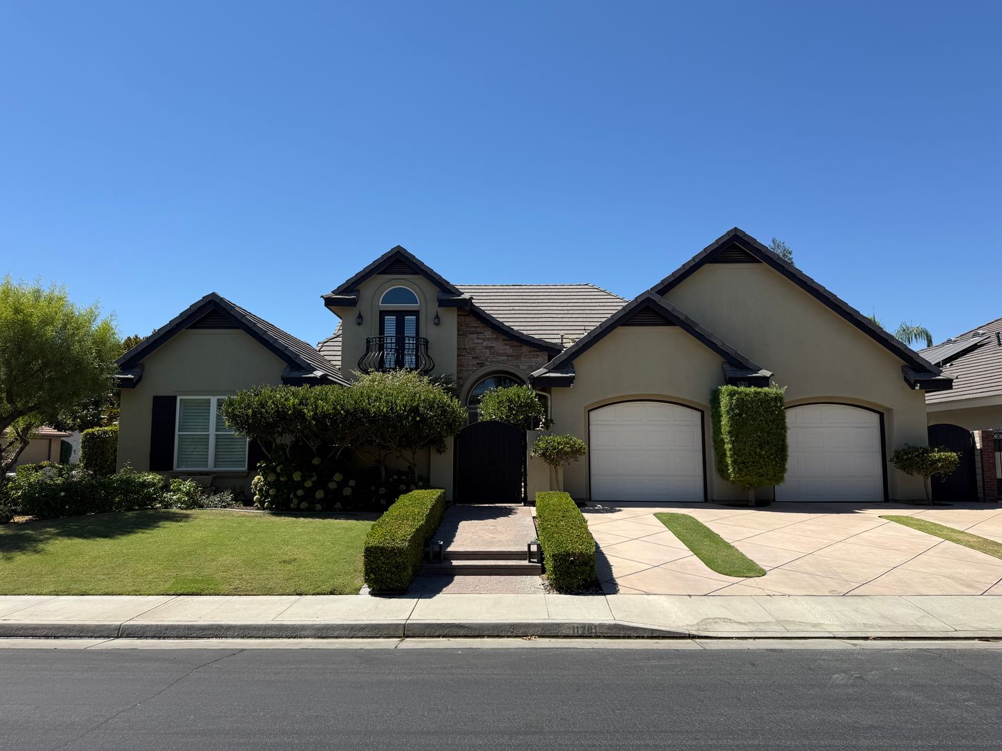 Bakersfield House: 11201 Moorgate St.