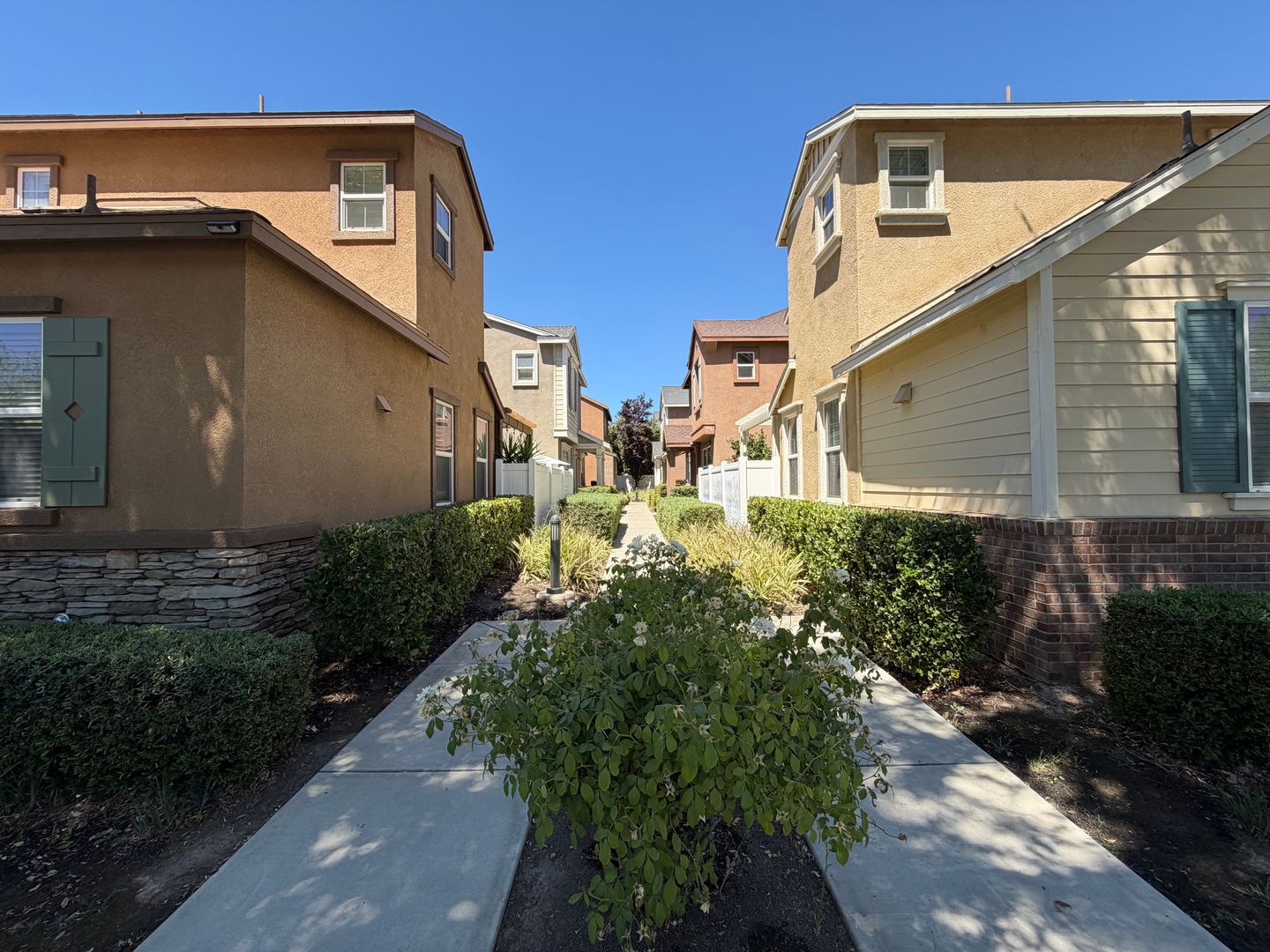 Bakersfield House: 1925 Holt Rinehart Ave