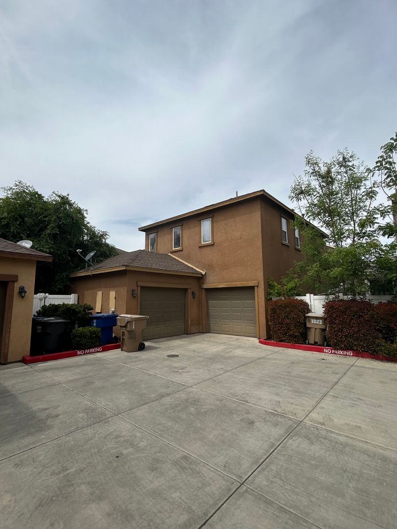 Bakersfield House: 1925 Holt Rinehart Ave
