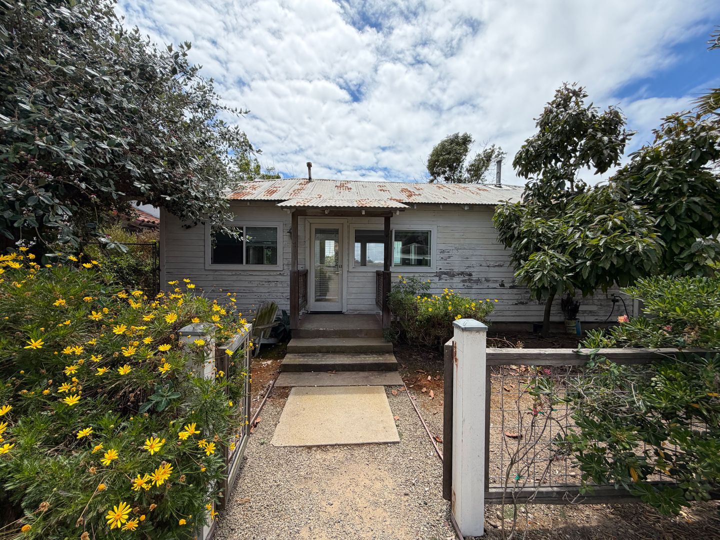 Carpinteria House: 4253 Carpinteria Ave. #B