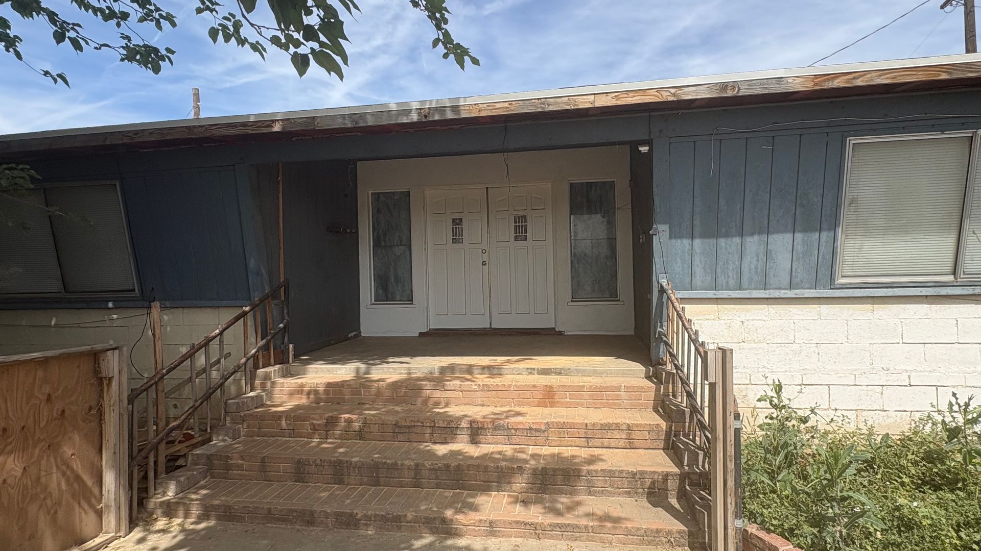 Bakersfield House: 1000 E. Hosking Ave