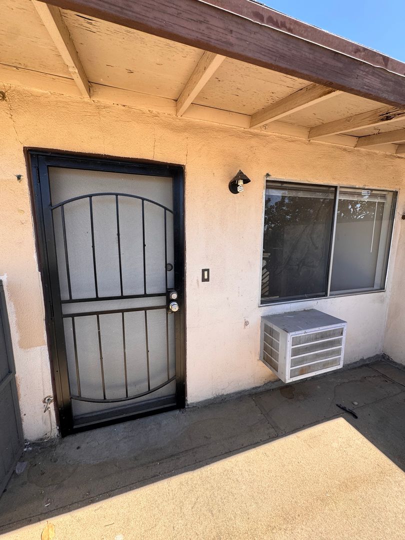 Bakersfield Apartment: 420 S Real Rd