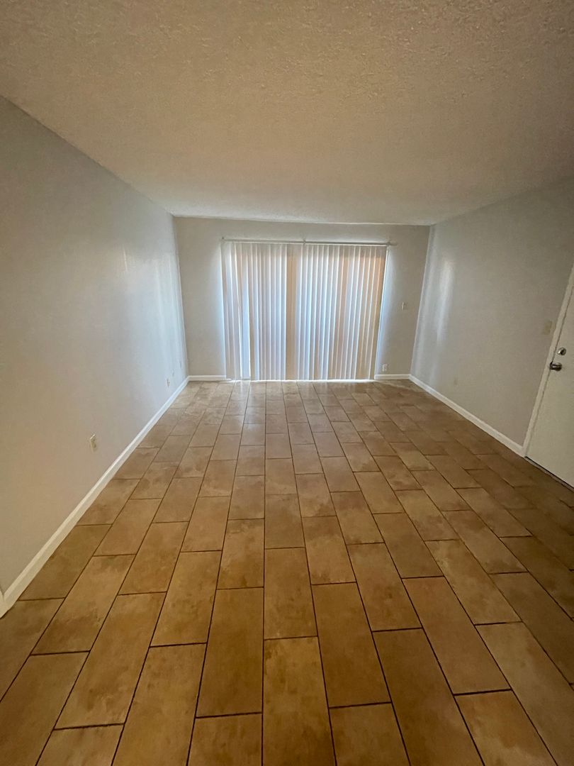 Bakersfield Apartment: 4830 Columbus Street
