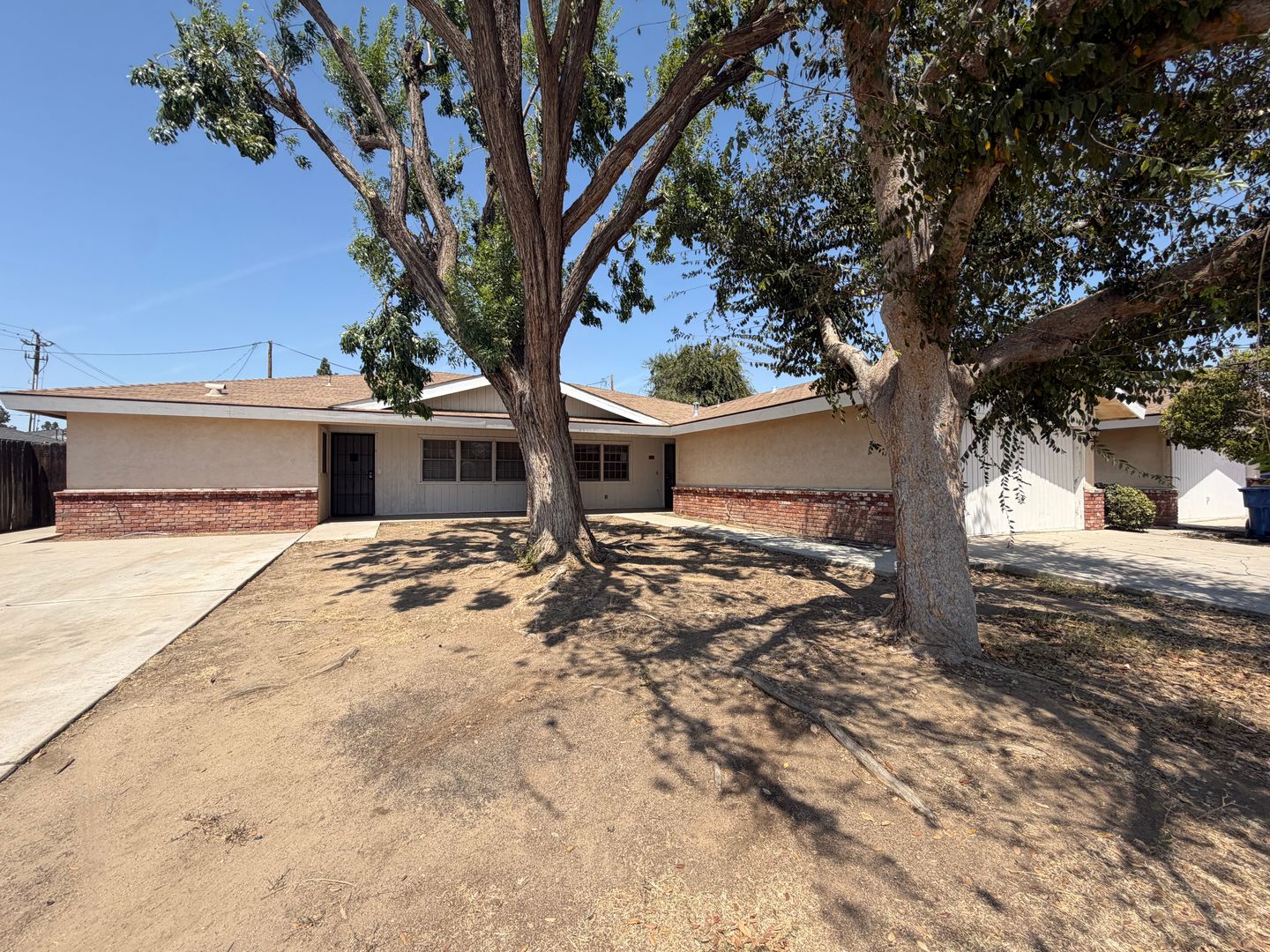 Bakersfield Apartment: 210 Douglas Street