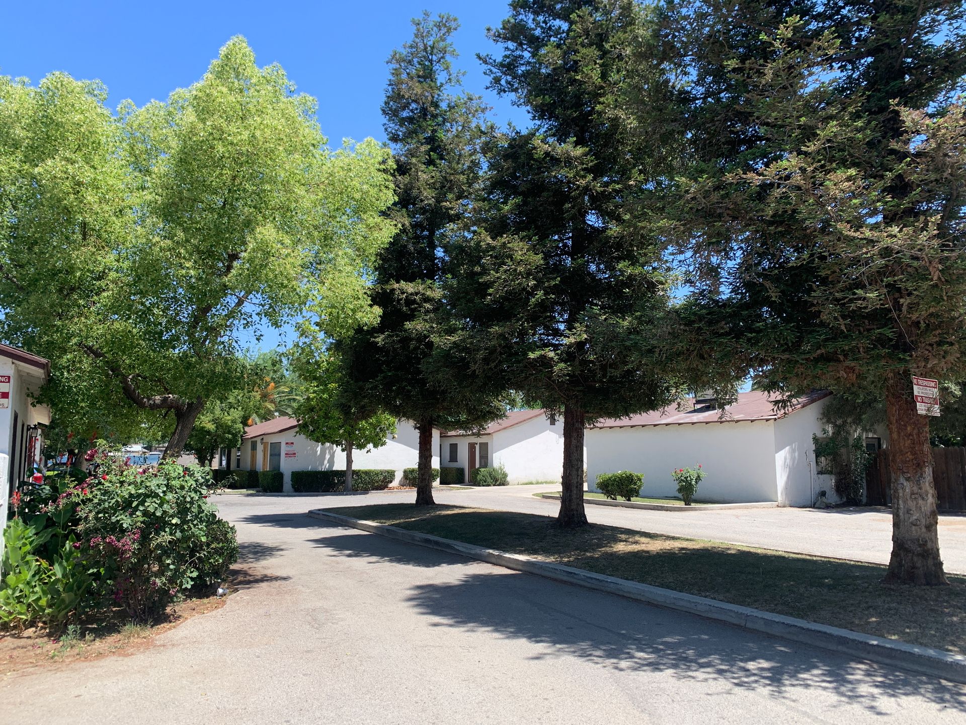Bakersfield Apartment: 820-830 Roberts Lane - 820