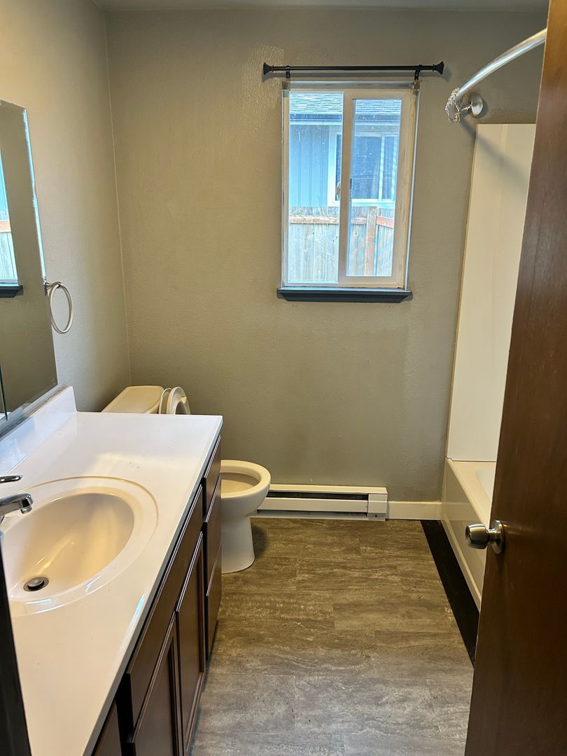 Everson Apartment: 610 Roeder St
