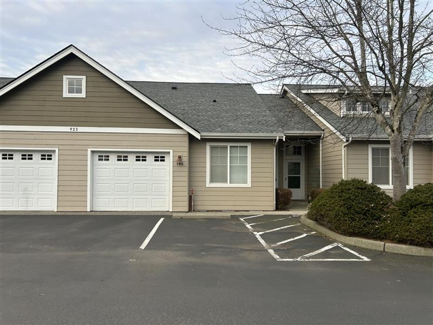 Lynden Apartment: 923 Aaron