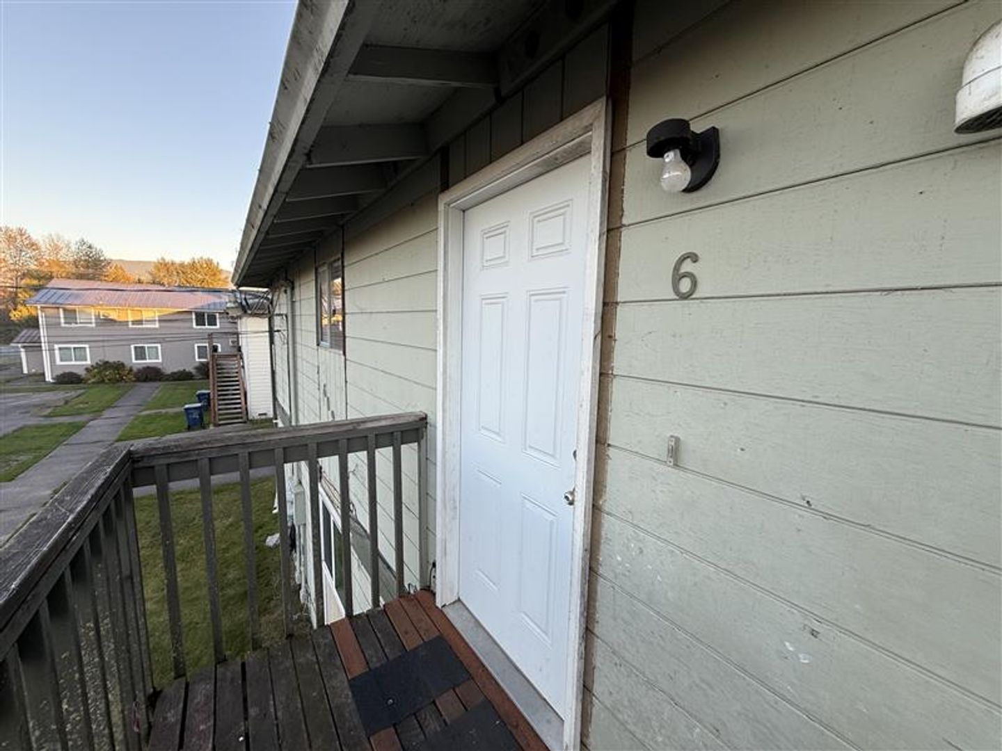 Everson Apartment: 609 Roeder Ave