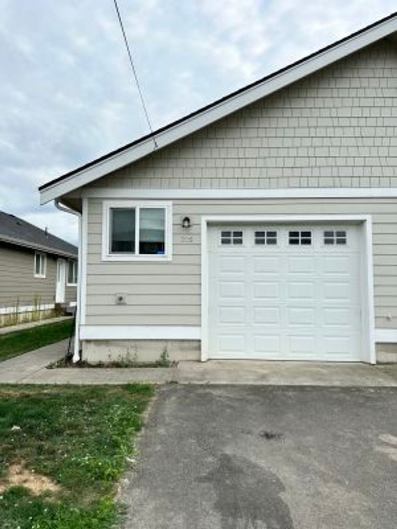Sumas Apartment: 207 Morton Street