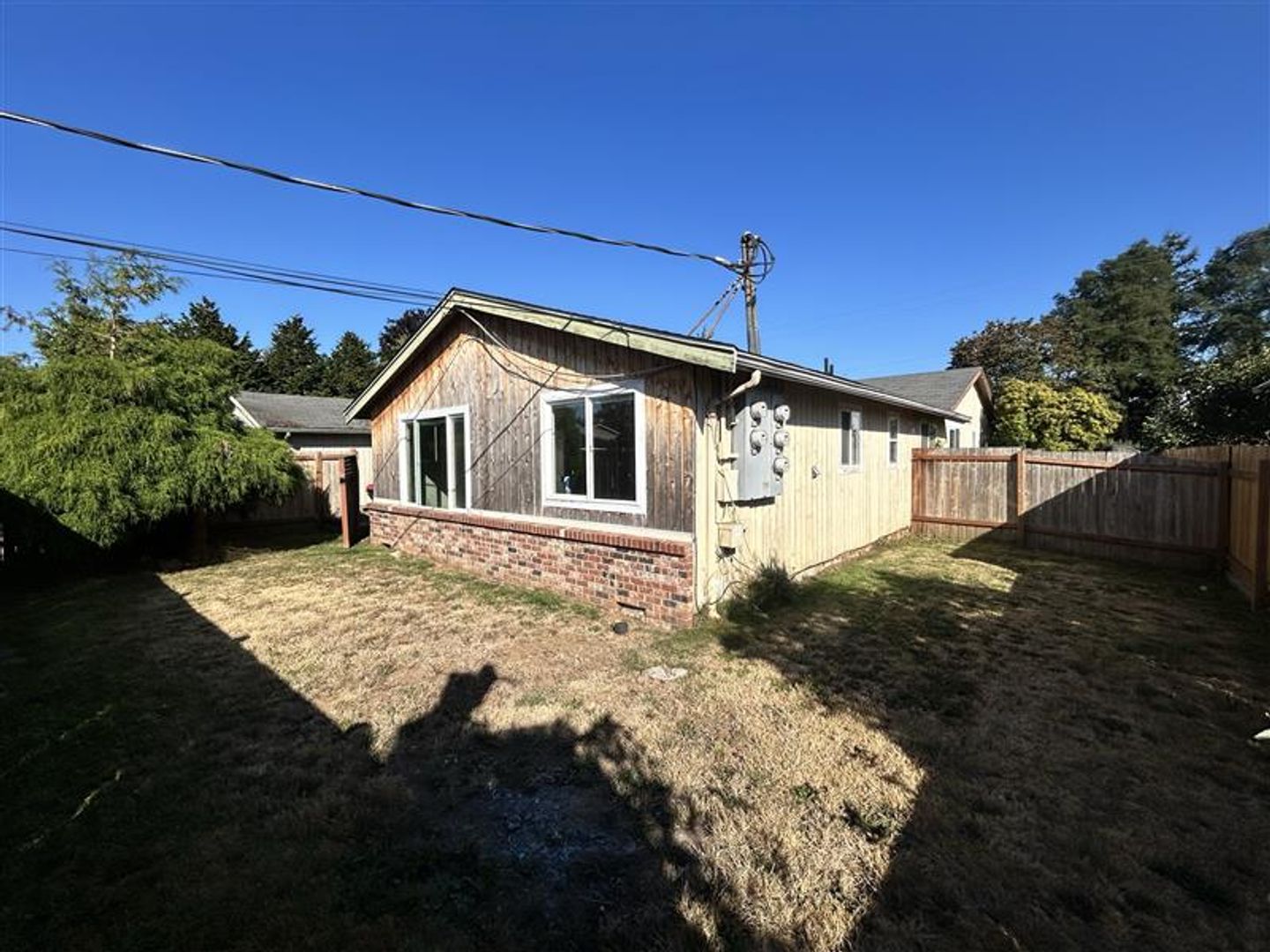 Everson Apartment: 610 Roeder St