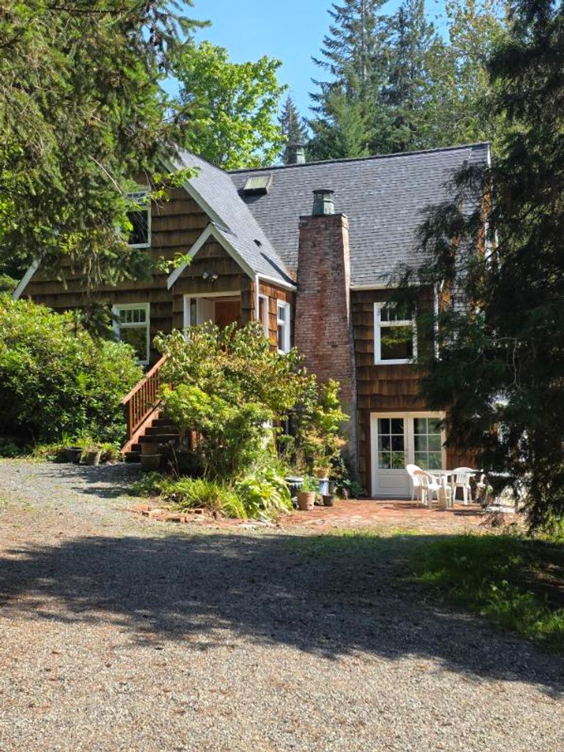 Deming House: 5324 Mt Baker Hwy