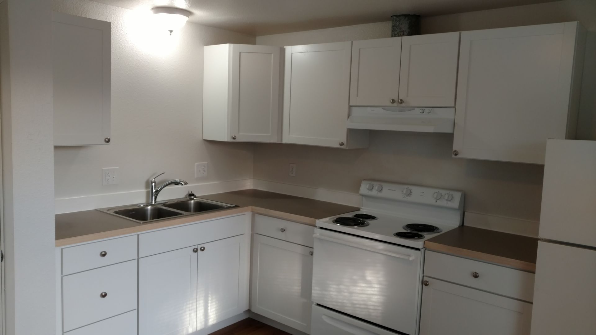 Everson Apartment: 609 Roeder Ave