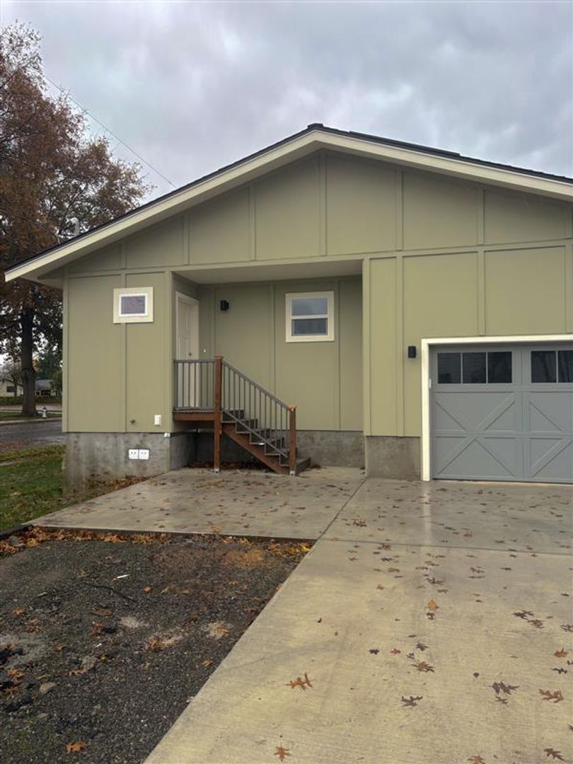 Everson Apartment: 118 S Harkness St