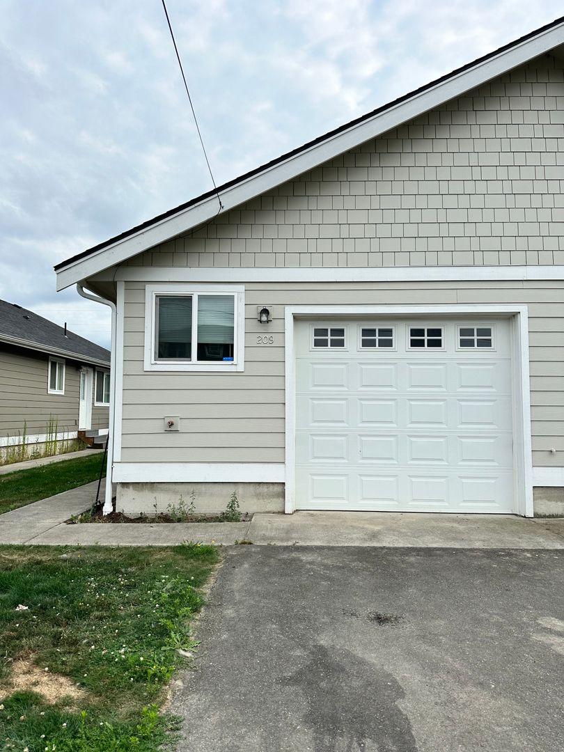 Sumas Apartment: 215 Morton St